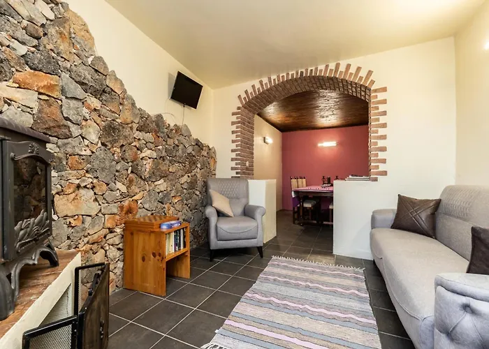 Akivillas Loule *